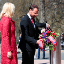 The Crown Prince and Crown Princess and the President and First Lady laid bouquets at Latvia’s Freedom Monument. Photo: Lise Åserud / NTB scanpix